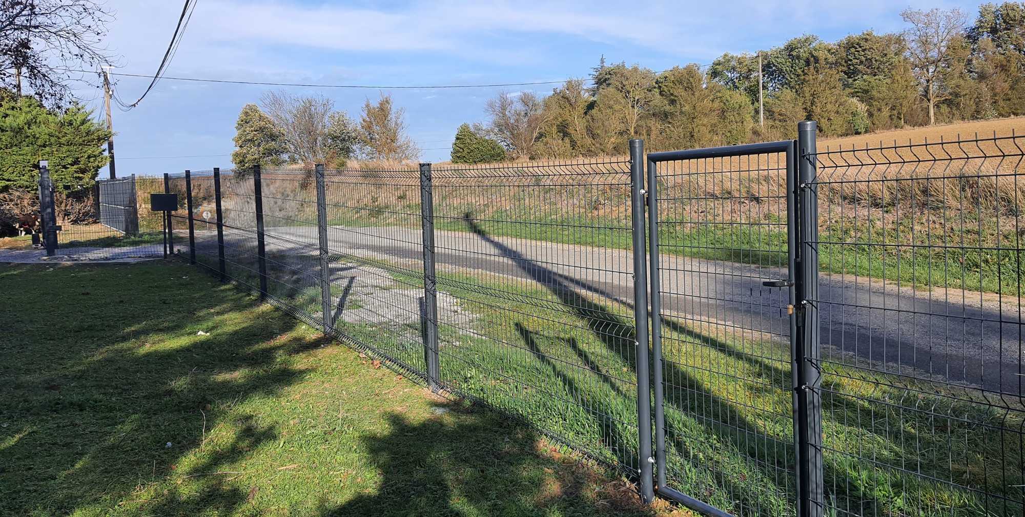 Panneaux Rigide avec Portillon Scellement des Poteaux dans Plot Béton