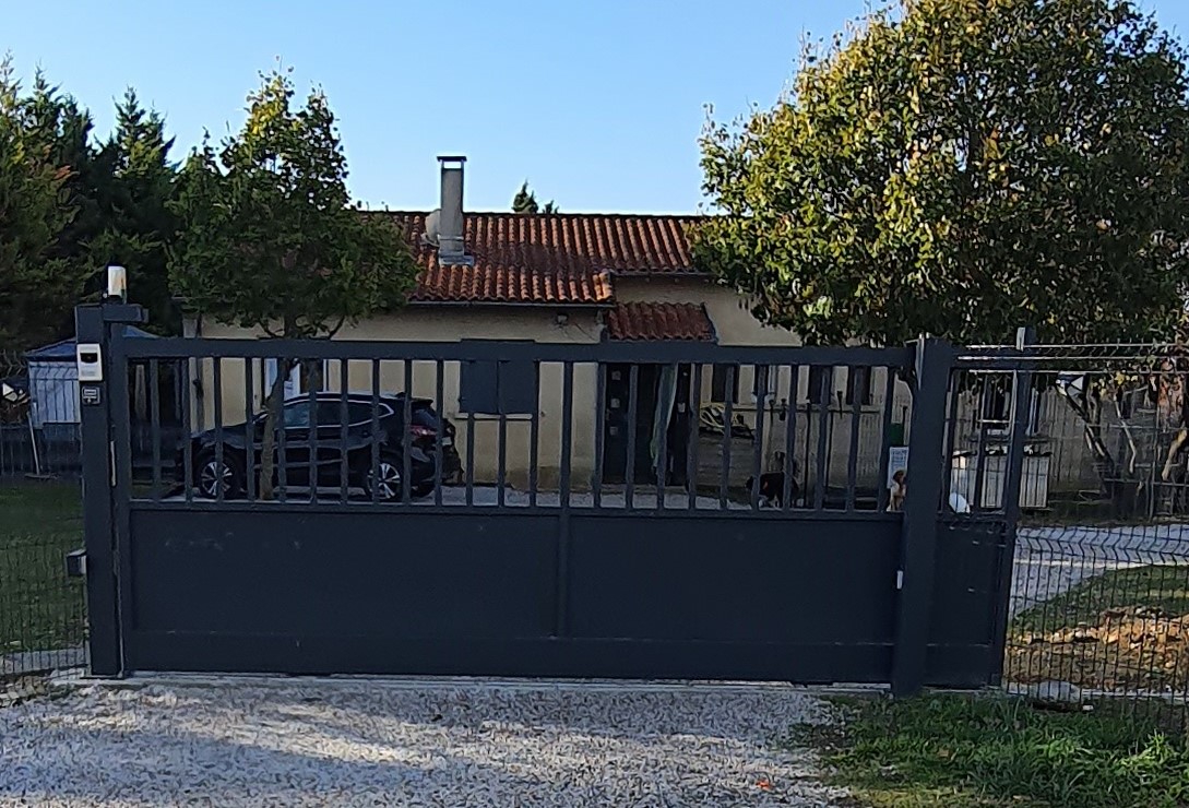 Portail Coulissant en Acier Motorisé (Visiophone et Digicode posé par un électricien Agrée)